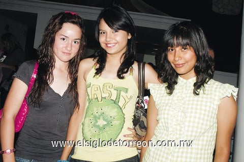 27062011 Navajar, Jacqueline Fraire y Gaby Guzmán.