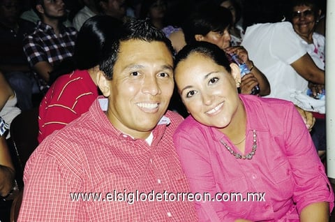 27062011  Carlos Gómez y Adriana García de Gómez.