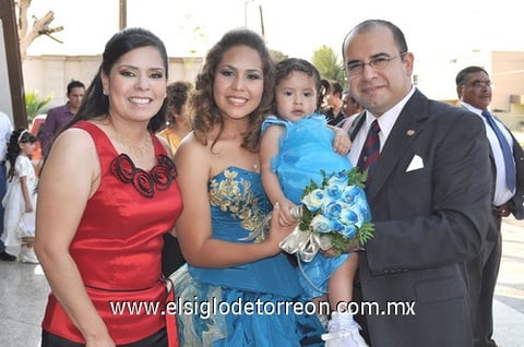 27062011 a la quinceañera estuvieron la C.P. Liz Muñoz, la pequeña Lizbeth Aguilar e Ing. Jorge Aguilar.