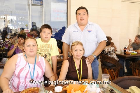 27062011 Aguirre, Martha de Aguirre y Rosalba de Díaz.