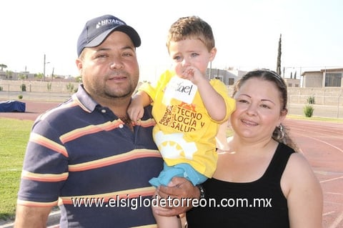 29062011 Rojo Félix junto a sus papás en reciente carrera de bebés.