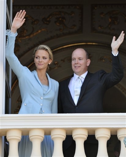 Wittstock vistió una chaqueta de seda azul con pantalones hasta los tobillos, una creación de la casa Chanel para la ceremonia civil, a la que seguirá el sábado una ceremonia religiosa seguida de una cena de gala.