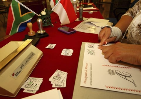 Se editaron estampillas especiales de la boda real del Príncipe Alberto de Mónaco y Charlene Wittstock en la oficina postal de Mónaco