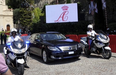 Una limusina híbrida de Lexus es escoltada por la policía al abandonar la iglesia Saint Devote