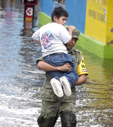 El paso de la tormenta tropical “Arlene”, especialmente en regiones montañosas como la huasteca veracruzana, podría causar crecidas súbitas en los ríos de la zona, debido a las fuertes lluvias.