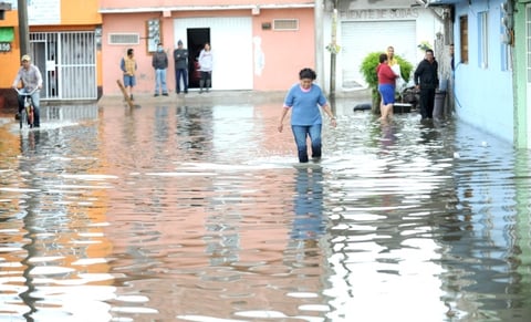 La Secretaría de Salud del estado, por instrucciones del Gobernador Egidio Torre Cantú, estaba atendiendo a los damnificados en los Centros de Refugio Temporal, dotándolos de cobijas, alimentos y medicamentos.