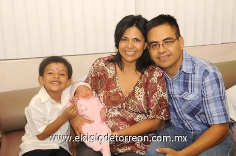 02072011  Álvarez Flores en brazos de su papá José Vicente Álvarez Frausto.