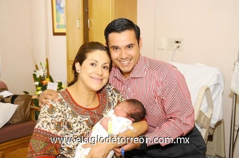 02072011 Cabral Reyes hijito de Silvana Reyes de Cabral y Enrique Cabral nació el 14 de junio.