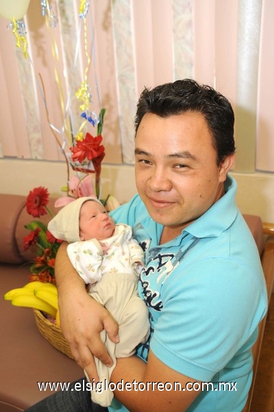 02072011 Romero Rosales nació el 25 de junio y es hijo de la Sra. María Concepción Rosales Medrano y Sr. Juan Carlos Romero Alanís, a la recién nacida la acompaña su hermanito Juan Carlos.