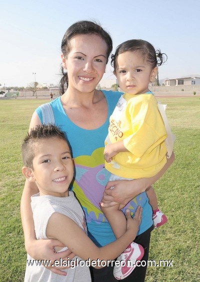 04072011  Meza, Judith Vallejo y Camila Meza.