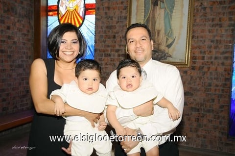 04072011 Ing. Ramón Alberto Sánchez Bujama y Lic. Cristina Esmeralda Ortega Acosta junto a sus pequeños Sebastián y Santiago Sánchez Ortega.