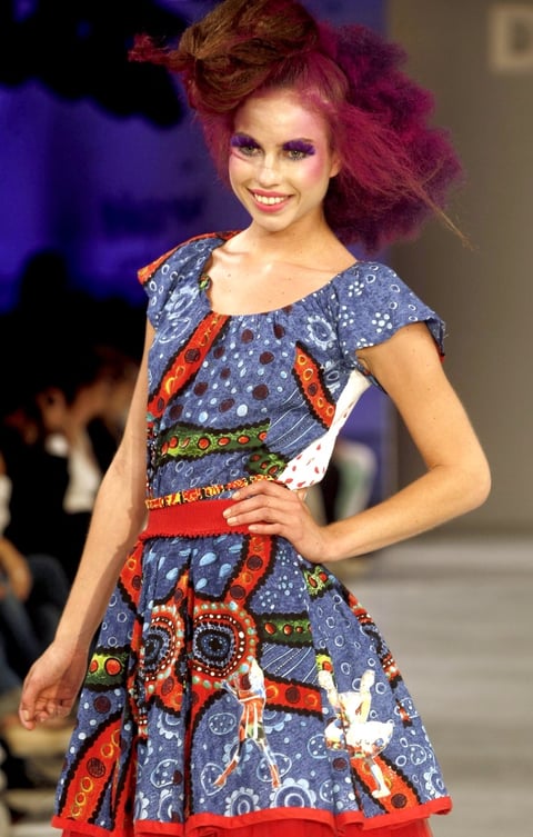 Una modelo porta un diseño de la nueva colección de Desigual.