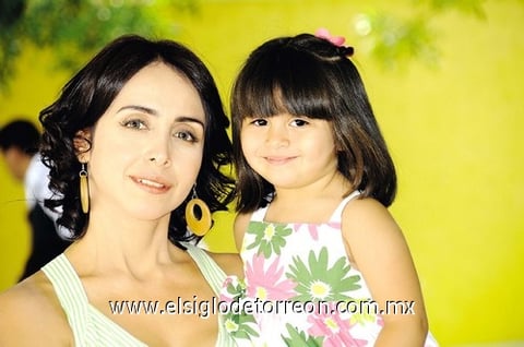 Cinthia Andrade y su pequeña Isabella Becerra.