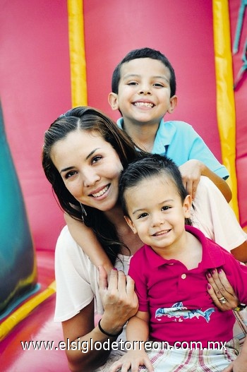 Ana con sus hijitos Carlos y Sebastián.