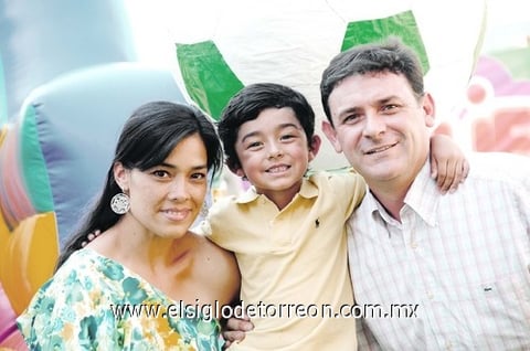 Fernando Ortiz Román cumplió seis años y fue festejado por sus papás Brenda Román de Ortiz y Óscar Ortiz.