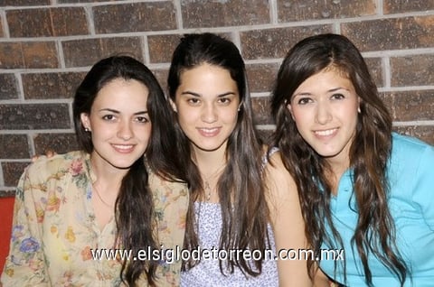 Adelina, Daniela y Mariel.