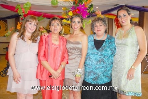 Gaby junto a las anfitrionas de su festejo: Mory, Cande, Brenda y Chelito.