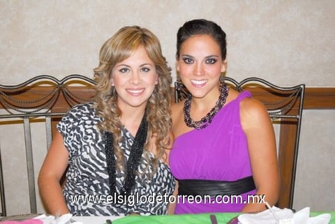 Pamela Llorens y Tanya León.
