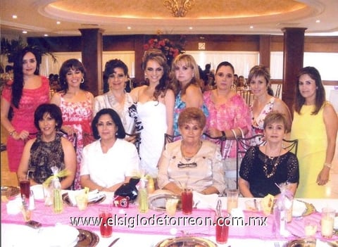 Cristina en compañía de familiares y amigas.