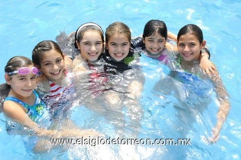 Paola, Priscila, Natalia, Ángeles, Pamela y Loreta.