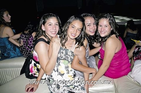 Amigas lucieron felices en su fiesta de fin de curso.