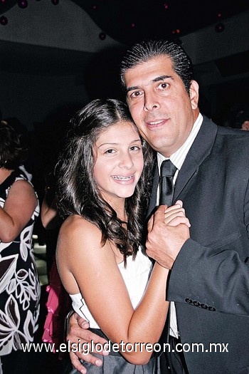 Ángela Anilú Fernández Lafuente Soto en compañía de su papá Rodrigo Fernández Lafuente.