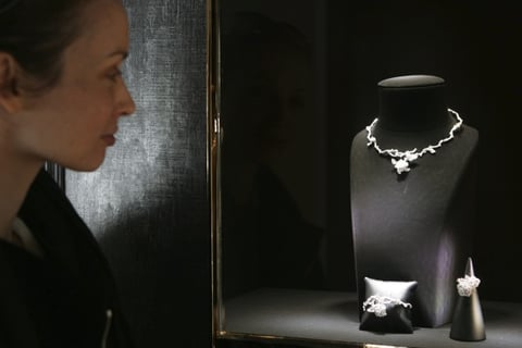 Joyas de Dior expuestas en la inaguración de la colección de alta joyería.