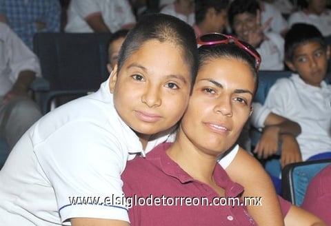 07072011  Llamas con su maestra Carolina.