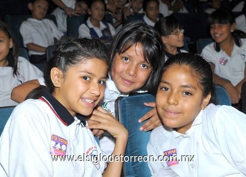 07072011 Fernanda Villa, Andrea Joselín Sifuentes e Isis Nirvana Elías.