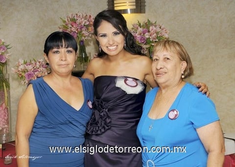 07072011  motivo de su próximo enlace Brenda Robledo Hernández recibió una linda despedida de soltera, acompañada por su mamá Lety Hernández Godoy y su abuelita Naty Godoy de Hernández.