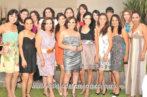 11072011 felicitaciones recibió Karina del grupo de amigas y familiares que asistieron al evento.