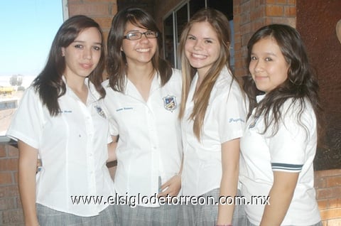 11072011 Viesca, Karla Rivas, Monse Romero y Mayra Amador, amigas reunidas en festival de fin se curso.