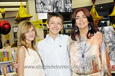 11072011 y Xander Devnes Fischer junto a la expositora Liliana Fischer.