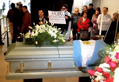 Su cuerpo llegó el martes a Buenos Aires donde fue recibido por el canciller Héctor Timerman, y la familia del artista, entre ellos su viuda, Silvia Pousa.