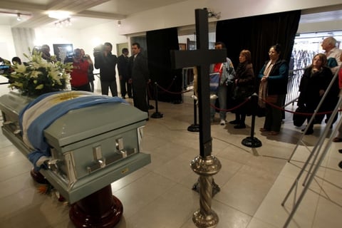 El gobierno argentino decretó duelo nacional por tres días a partir de este martes. Por ello la bandera nacional en lugares públicos permanecerá izada a media asta.