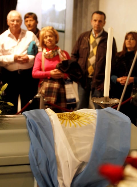 Algunas personas lloraban, otras llevaban grandes ramos de flores para depositar ante el féretro con los restos del cantante muerto a tiros el sábado en la capital guatemalteca, a los 74 años.