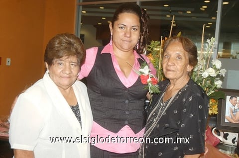 15072011 acompañada por su mamá señora María Elena Moreno quien fungió como anfitriona y su futura suegra señora Silvia Ramírez.