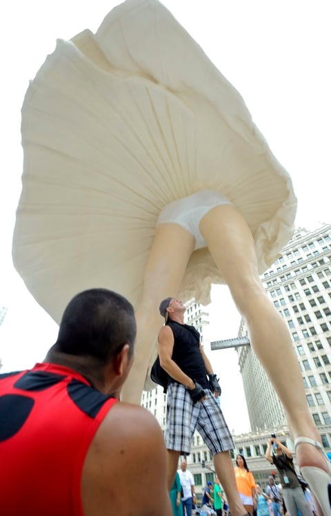 Seward Johnson muestra a Monroe de pie sobre una rejilla del metro, mientras el tren pasa por debajo de la falda.