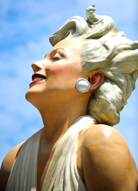 La estatua de Marilyn Monroe mide 8 metros de altura.