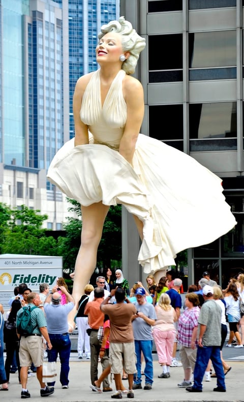 Una estatua gigante de Marilyn Monroe se encuentra en exhibición en Chicago.