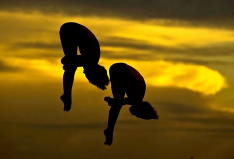 Las deportistas chinas Hao Wang y Ruolin Chen saltan en la final femenina de salto de plataforma sincronizado de 10 metros.