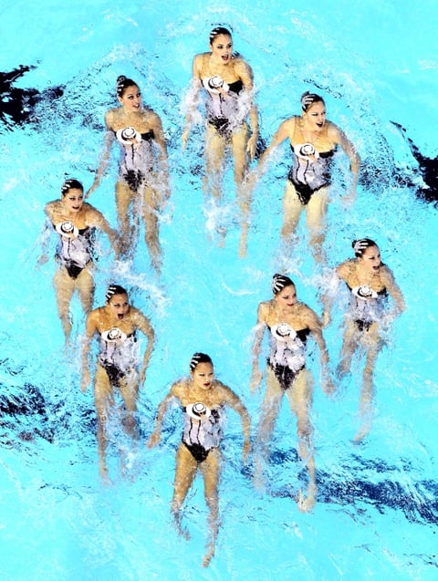 El equipo francés de natación sincronizada ejecuta su rutina técnica por equipos durante la fase preliminar de la prueba.