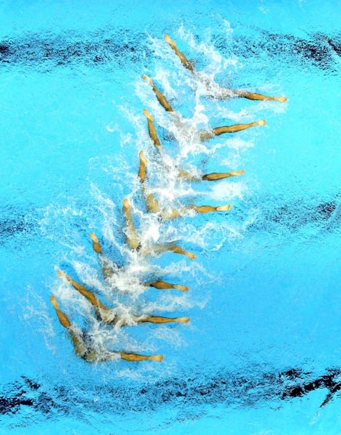 El equipo canadiense de natación sincronizada ejecuta su rutina técnica por equipos durante la fase preliminar de la prueba.