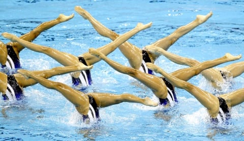 El equipo de Japón se presenta  en la competencia de nado sincronizado.