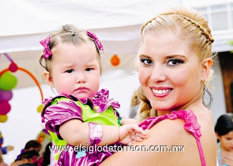 16072011  Ana Bárbara junto a su mamá Sra. Ana Elena Garza.- Érick Sotomayor Fotografía
