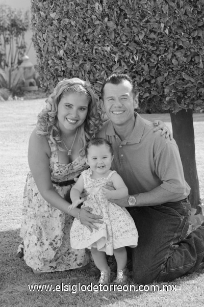 18072011 en familia los Sres. Miguel Ángel Martínez y Ana Elena Garza junto a su pequeña hija Ana Bárbara Martínez Garza en una fotografía de estudio.- Érick Sotomayor