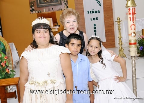 18072011  y Jaime acompañados por su abuelita Sra. Lety González y su prima Yamile Romero.