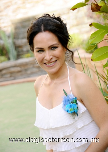 Sara García recibió alegre festejo prenupcial.