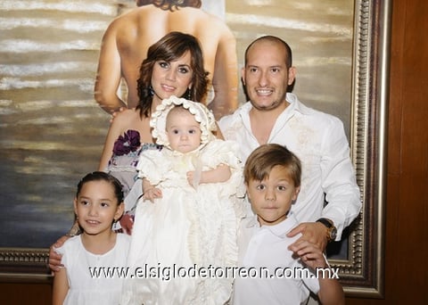 La pequeña María José Muñoz Dovali, ingresó a la comunidad de la iglesia católica al recibir el sacramento del bautismo. Sus padres, Mariana Dovali y Juan Josó Muñoz, así como sus hermanos, André y Sofía, acompañaron a la nueva cristiana en tan especial celebración que además contó con la presencia de familiares y amigos.