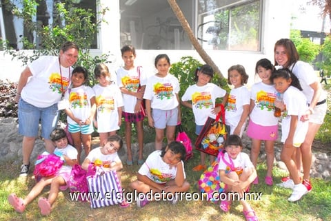 Pequeñitas que acuden a disfrutar del curso de verano, en compañía de sus guías.